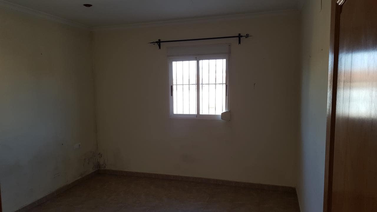 4 bedroom Villa for sale in Montroy with pool - € 113,000 (Ref: 9427764)