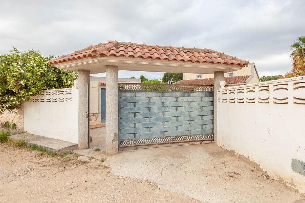 4 bedroom Villa for sale in Montroy with pool - € 113,000 (Ref: 9427764)