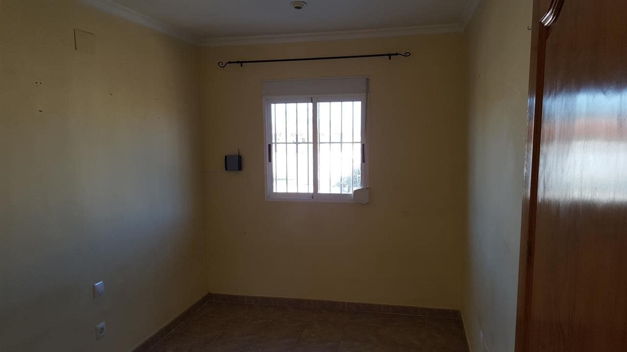 4 bedroom Villa for sale in Montroy with pool - € 113,000 (Ref: 9427764)