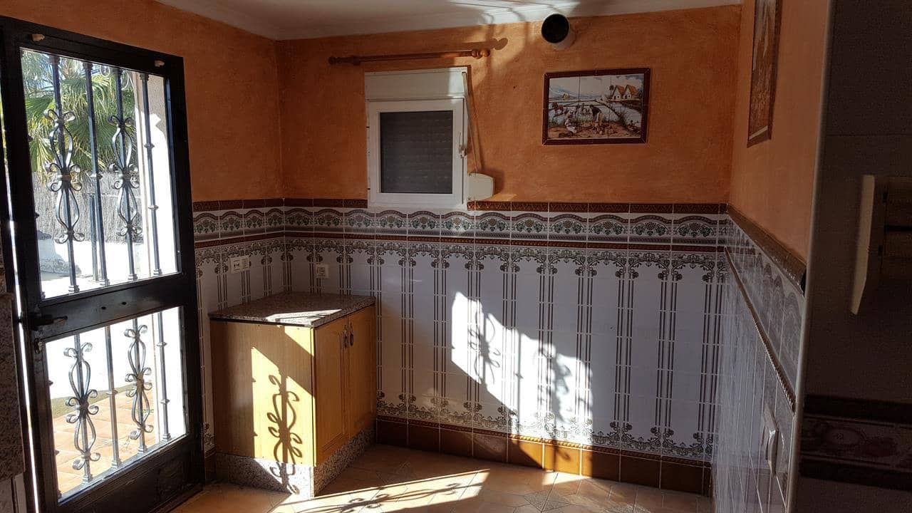 4 bedroom Villa for sale in Montroy with pool - € 113,000 (Ref: 9427764)