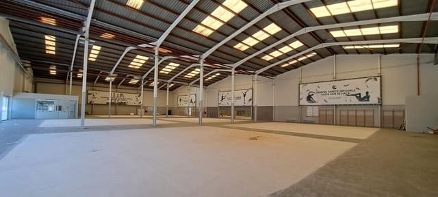 Commercieel te koop in Alfafar - € 6.500.000 (Ref: 9427810)