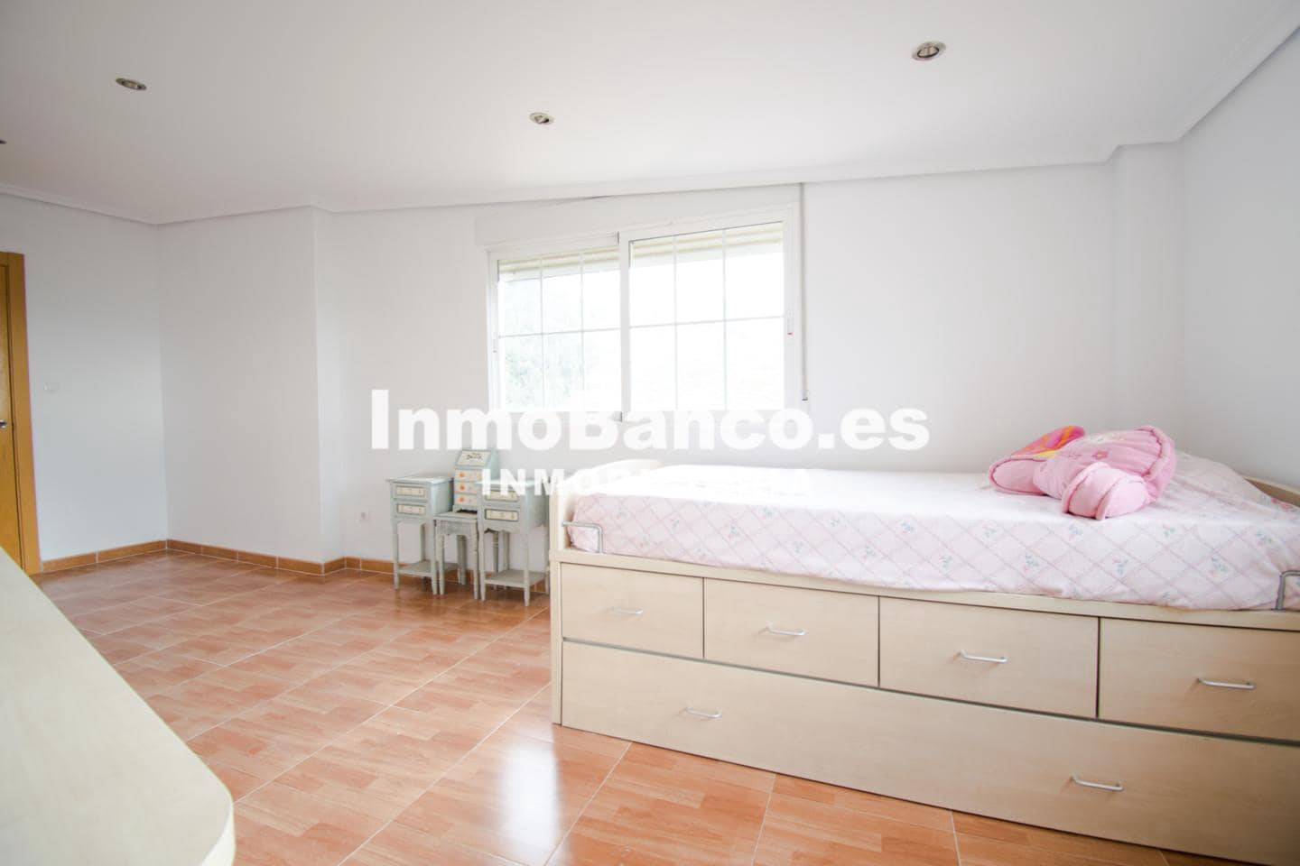 5 bedroom Villa for sale in Torrent with pool garage - € 330,000 (Ref: 9427838)