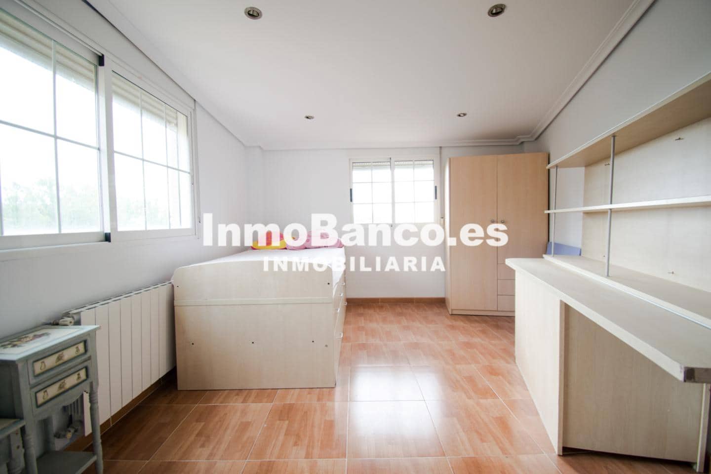 5 bedroom Villa for sale in Torrent with pool garage - € 330,000 (Ref: 9427838)