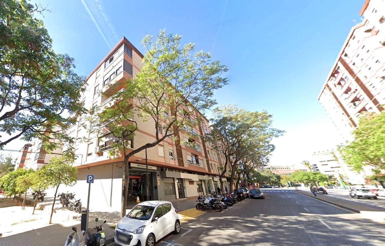 4 bedroom Flat for sale in Valencia city with garage - € 328,000 (Ref: 9427858)