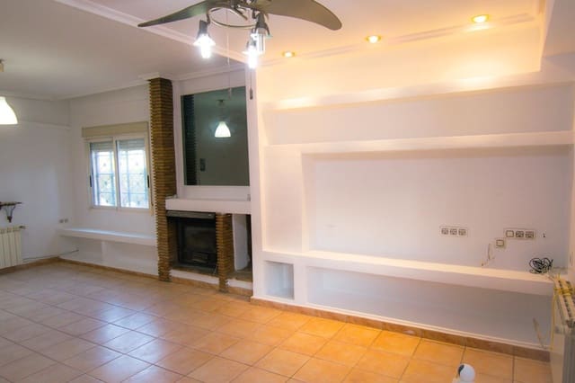 3 bedroom Villa for rent in Chiva with pool garage - € 1,500 (Ref: 9451546)