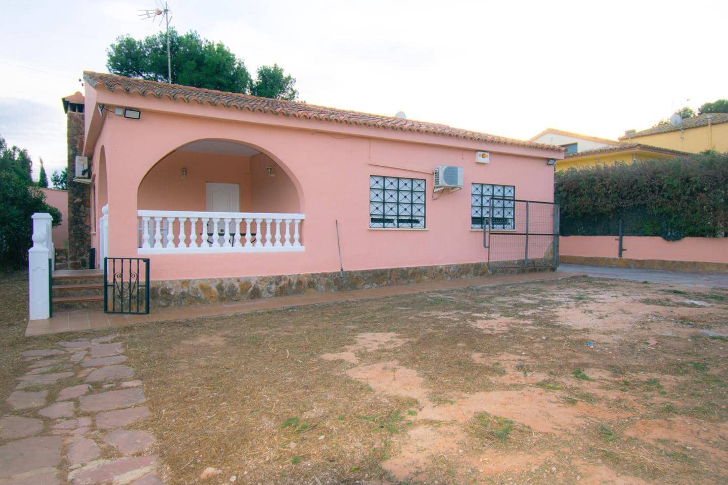 3 bedroom Villa for rent in Chiva with pool garage - € 1,500 (Ref: 9451546)