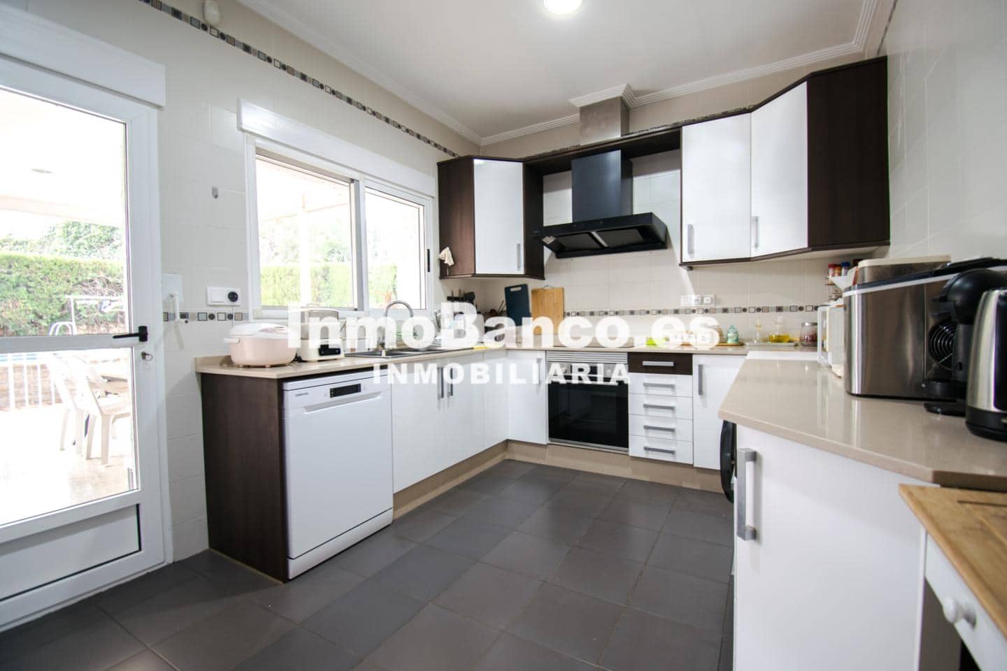 4 bedroom Villa for sale in Torrent with pool - € 350,000 (Ref: 9484985)