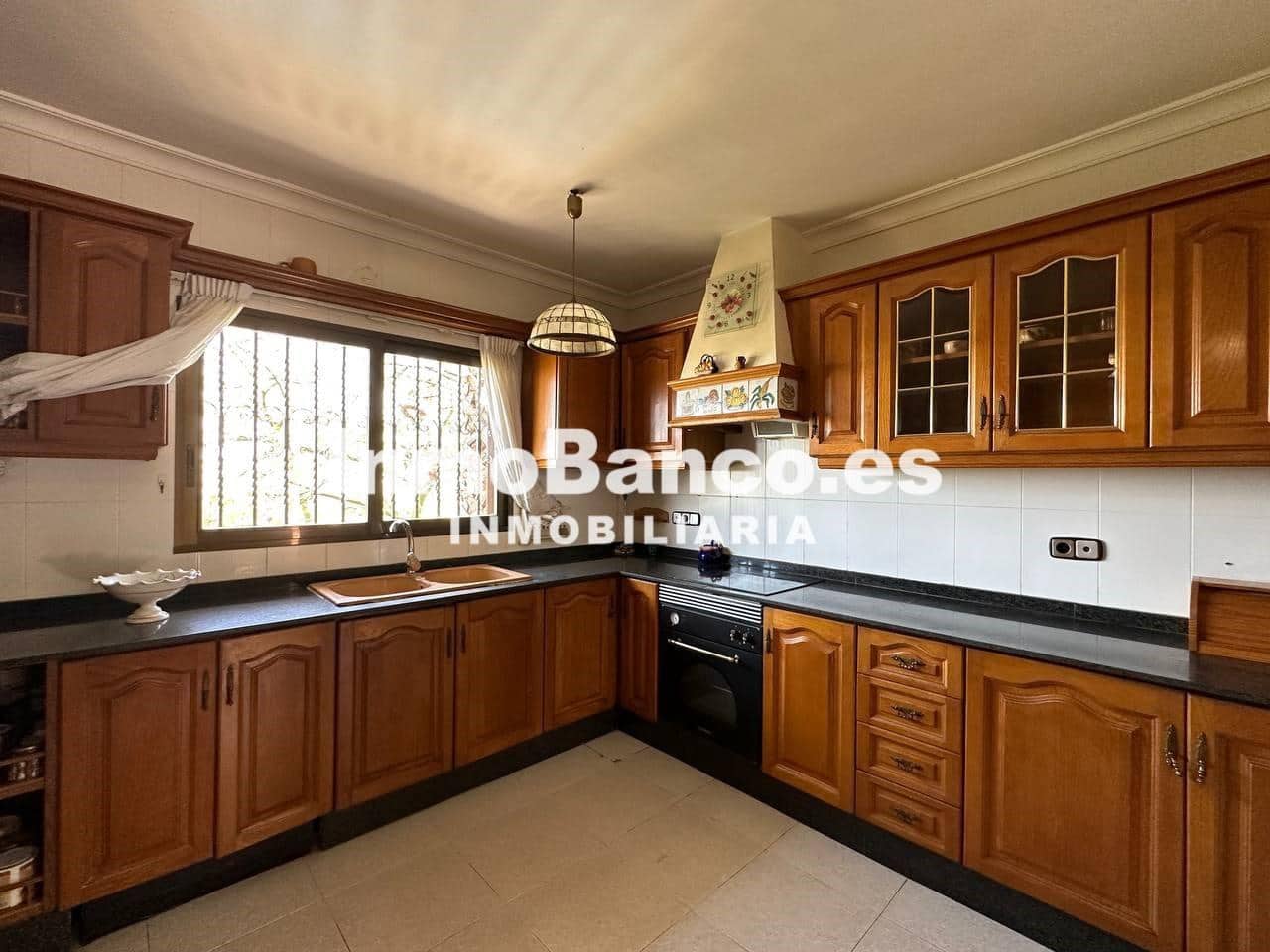 6 bedroom Villa for rent in Chiva - € 2,500 (Ref: 9493876)