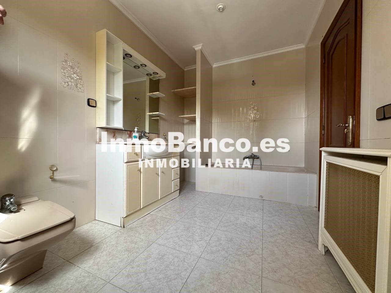 6 bedroom Villa for rent in Chiva - € 2,500 (Ref: 9493876)