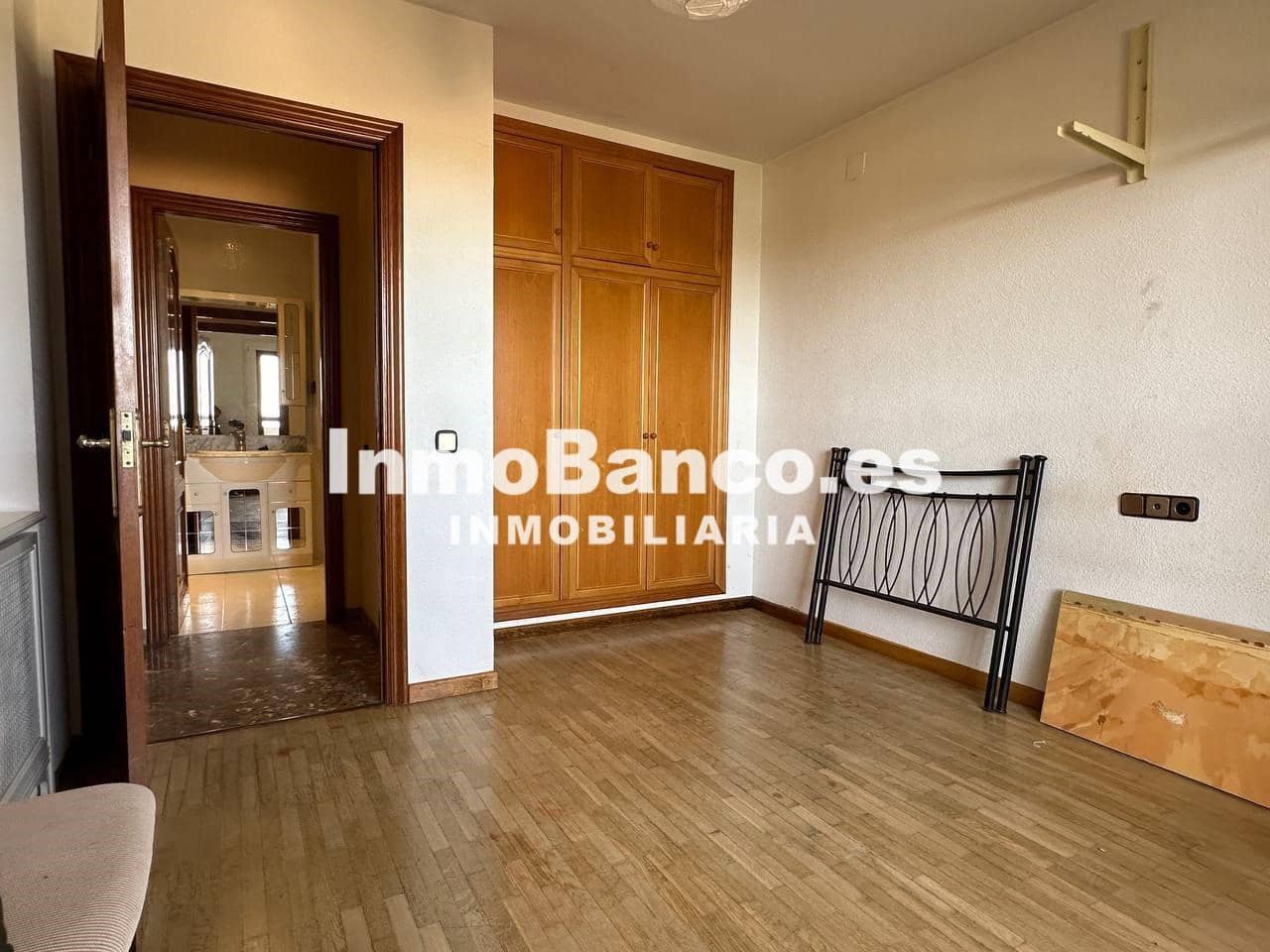 6 bedroom Villa for rent in Chiva - € 2,500 (Ref: 9493876)