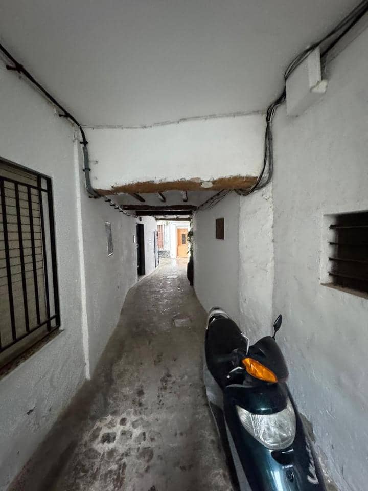 6 bedroom Villa for sale in Jerica - € 47,000 (Ref: 9532762)