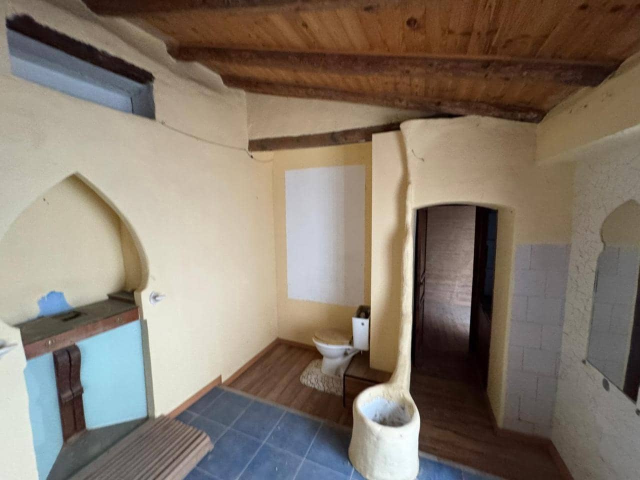 6 bedroom Villa for sale in Jerica - € 47,000 (Ref: 9532762)