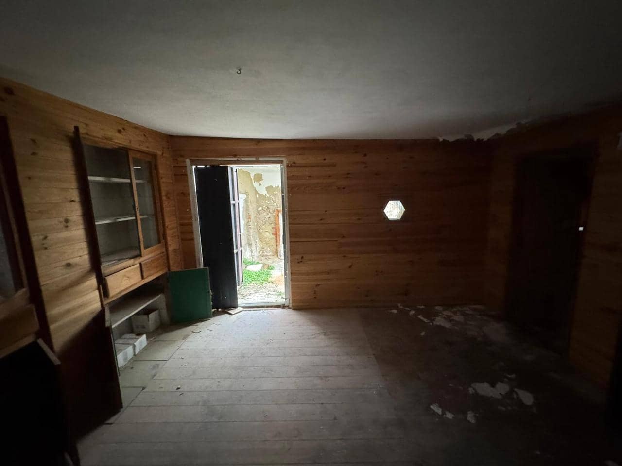 6 bedroom Villa for sale in Jerica - € 47,000 (Ref: 9532762)