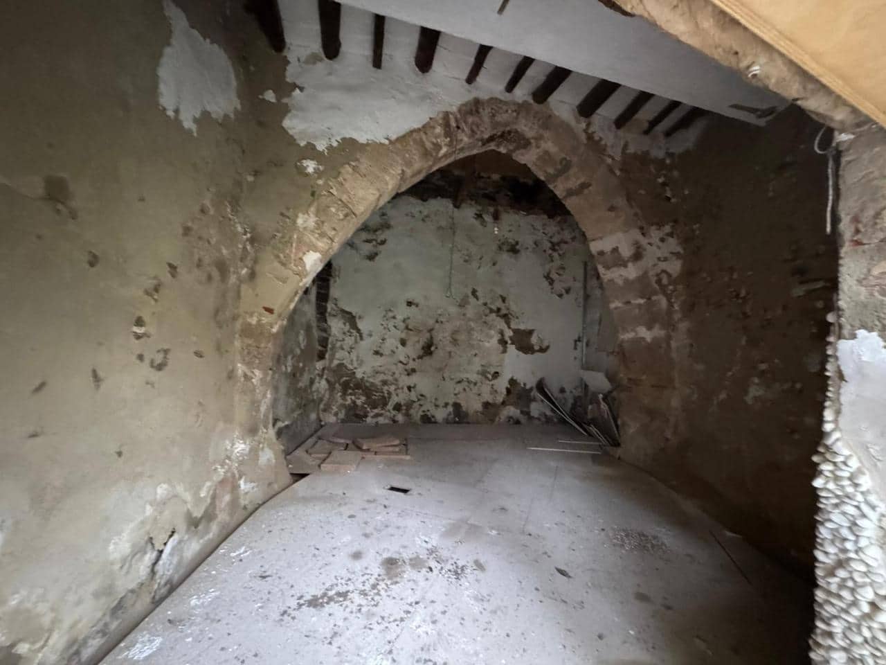 6 bedroom Villa for sale in Jerica - € 47,000 (Ref: 9532762)