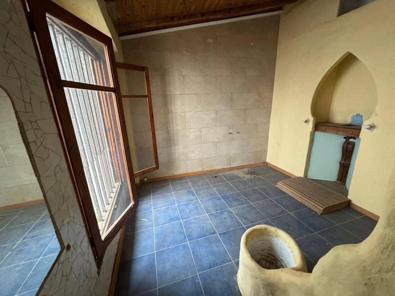 6 bedroom Villa for sale in Jerica - € 47,000 (Ref: 9532762)