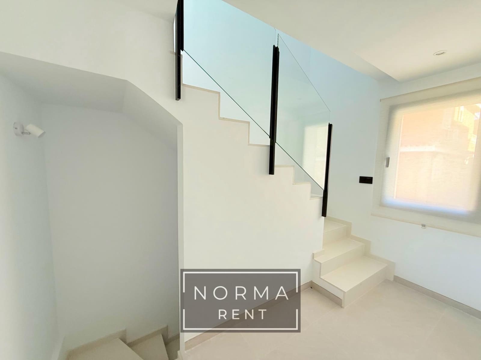 Chalet de 3 habitaciones en Monforte del Cid en alquiler con piscina garaje - 2.400 € (Ref: 10187204)