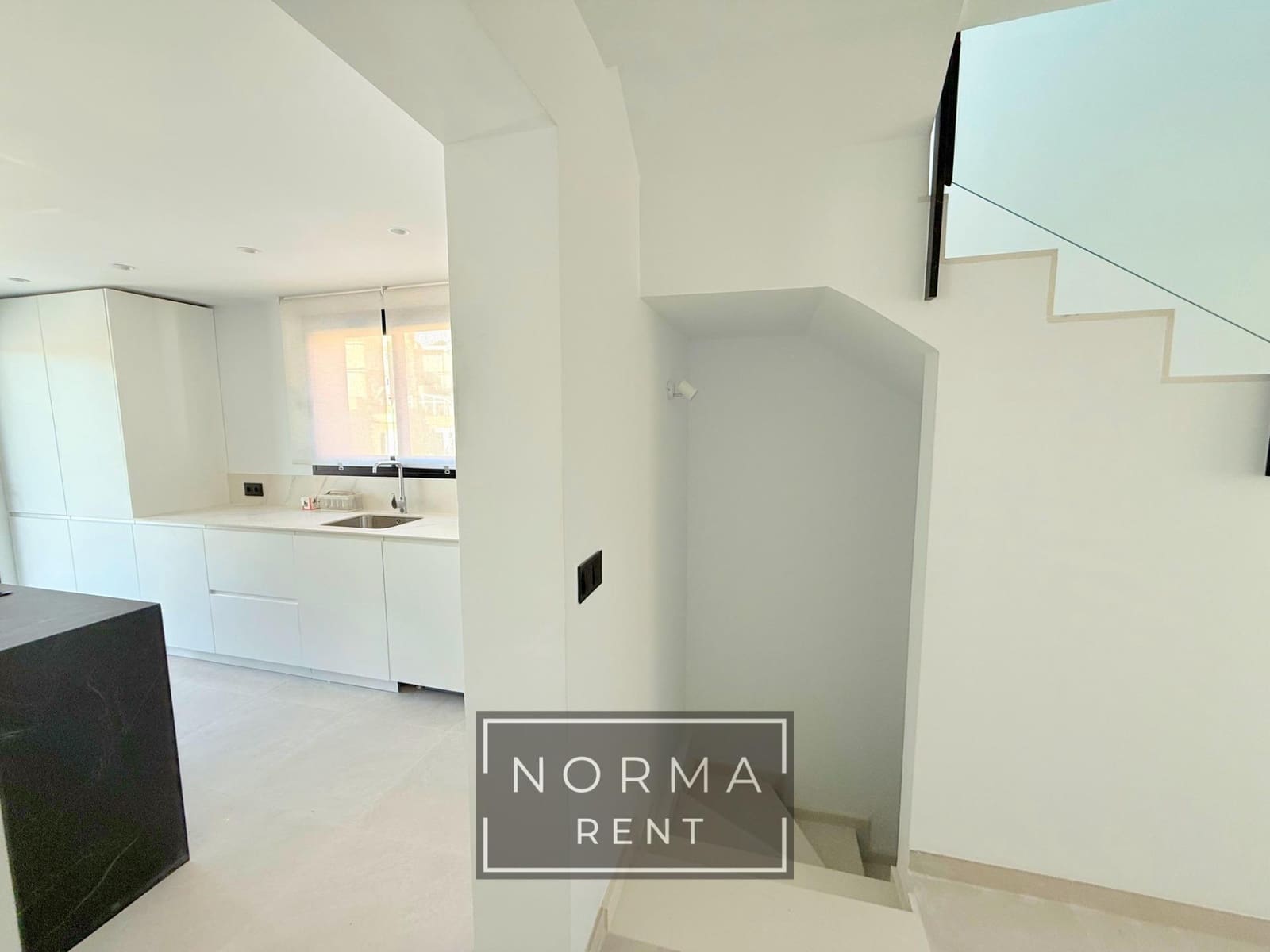 Chalet de 3 habitaciones en Monforte del Cid en alquiler con piscina garaje - 2.400 € (Ref: 10187204)
