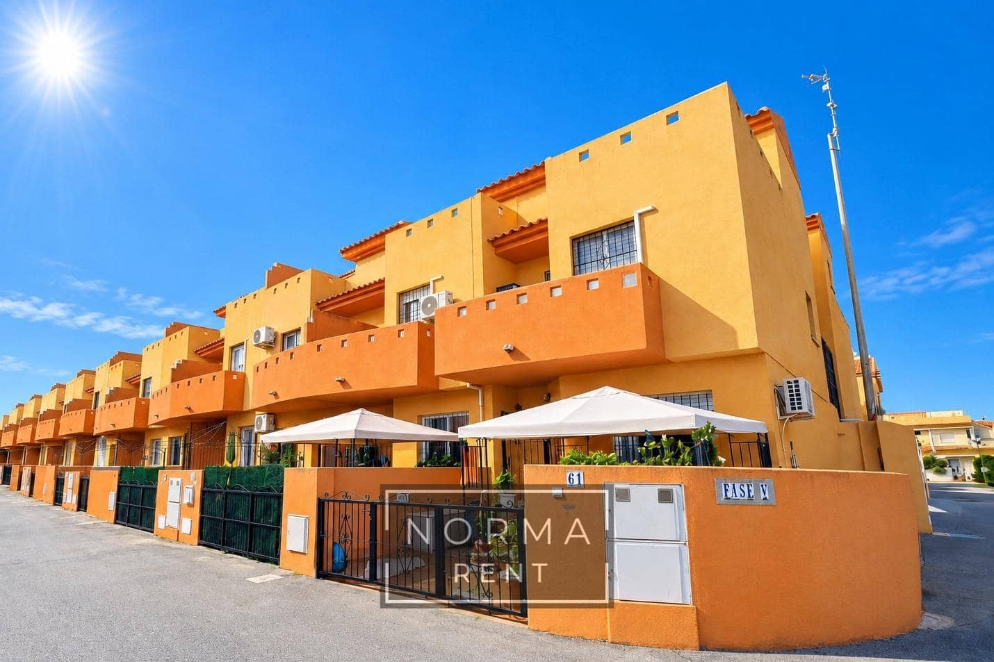 3 quarto Bungalow para arrendar em Cabo Roig com piscina - 1 200 € (Ref: 10187205)