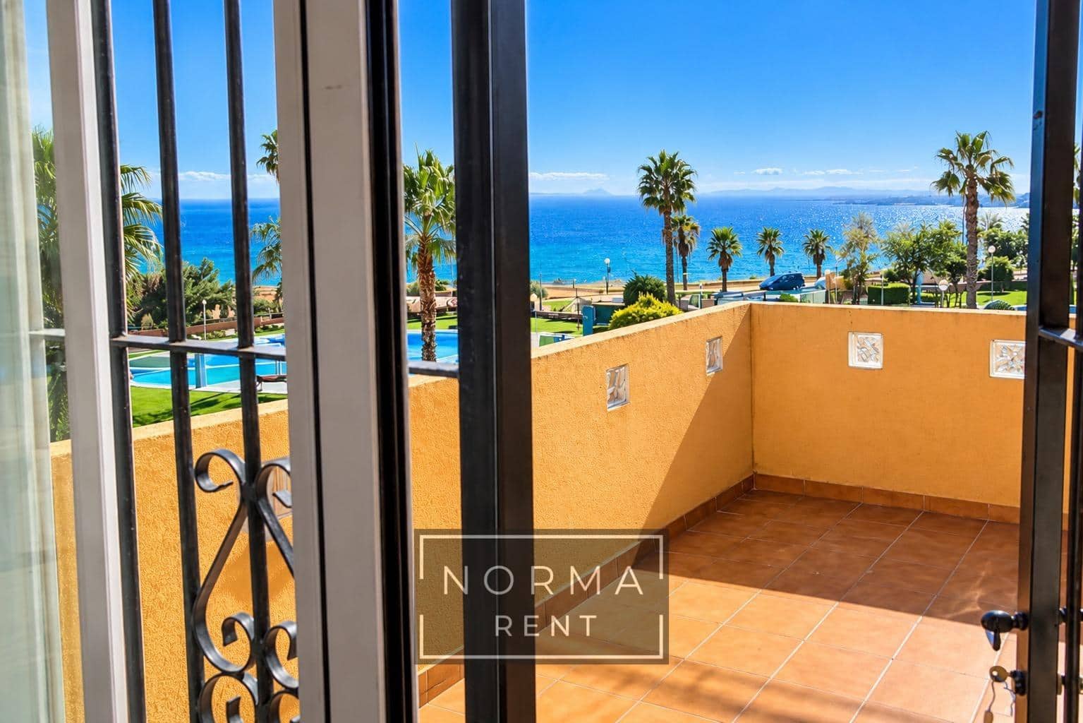 3 quarto Bungalow para arrendar em Cabo Roig com piscina - 1 200 € (Ref: 10187205)
