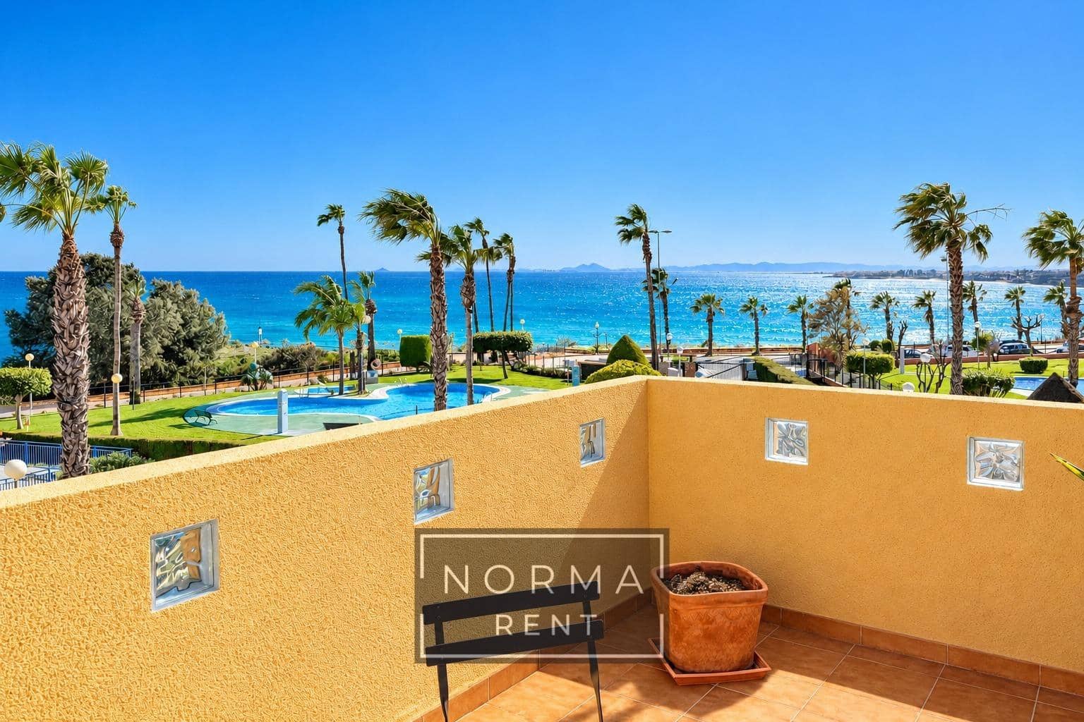 3 quarto Bungalow para arrendar em Cabo Roig com piscina - 1 200 € (Ref: 10187205)