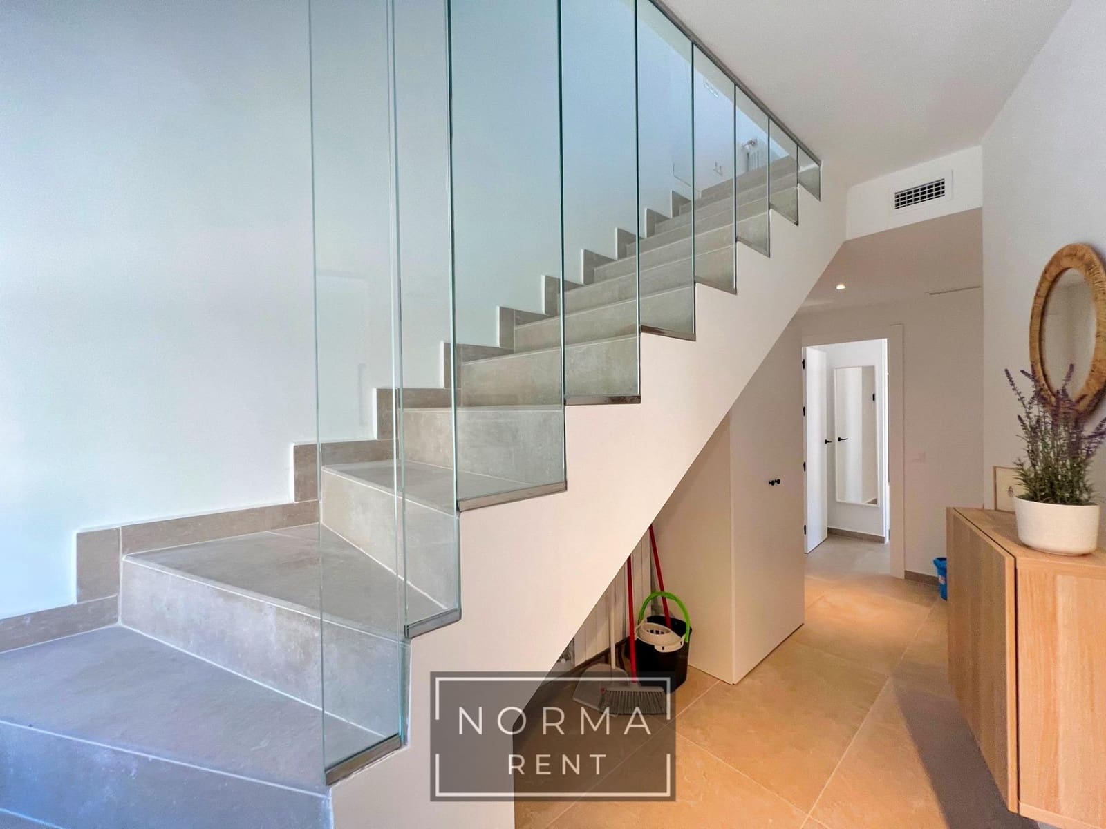 Adosado de 2 habitaciones en Gran Alacant en alquiler - 1.300 € (Ref: 9462443)