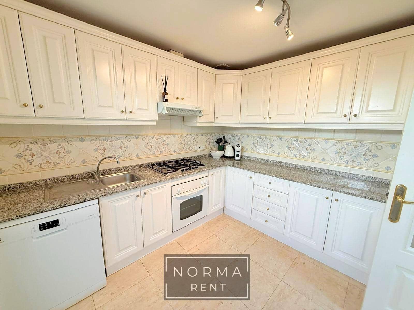 3 soveværelse Lejlighed til leje i Orihuela Costa med swimmingpool - € 1.250 (Ref: 9486446)