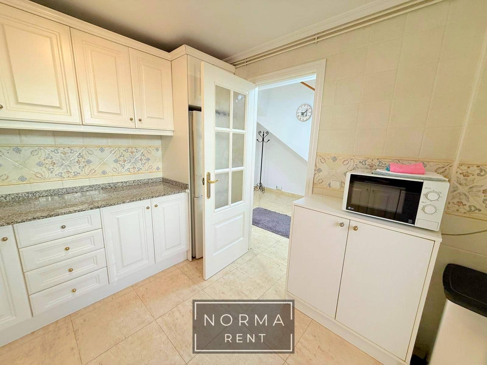 3 soveværelse Lejlighed til leje i Orihuela Costa med swimmingpool - € 1.250 (Ref: 9486446)