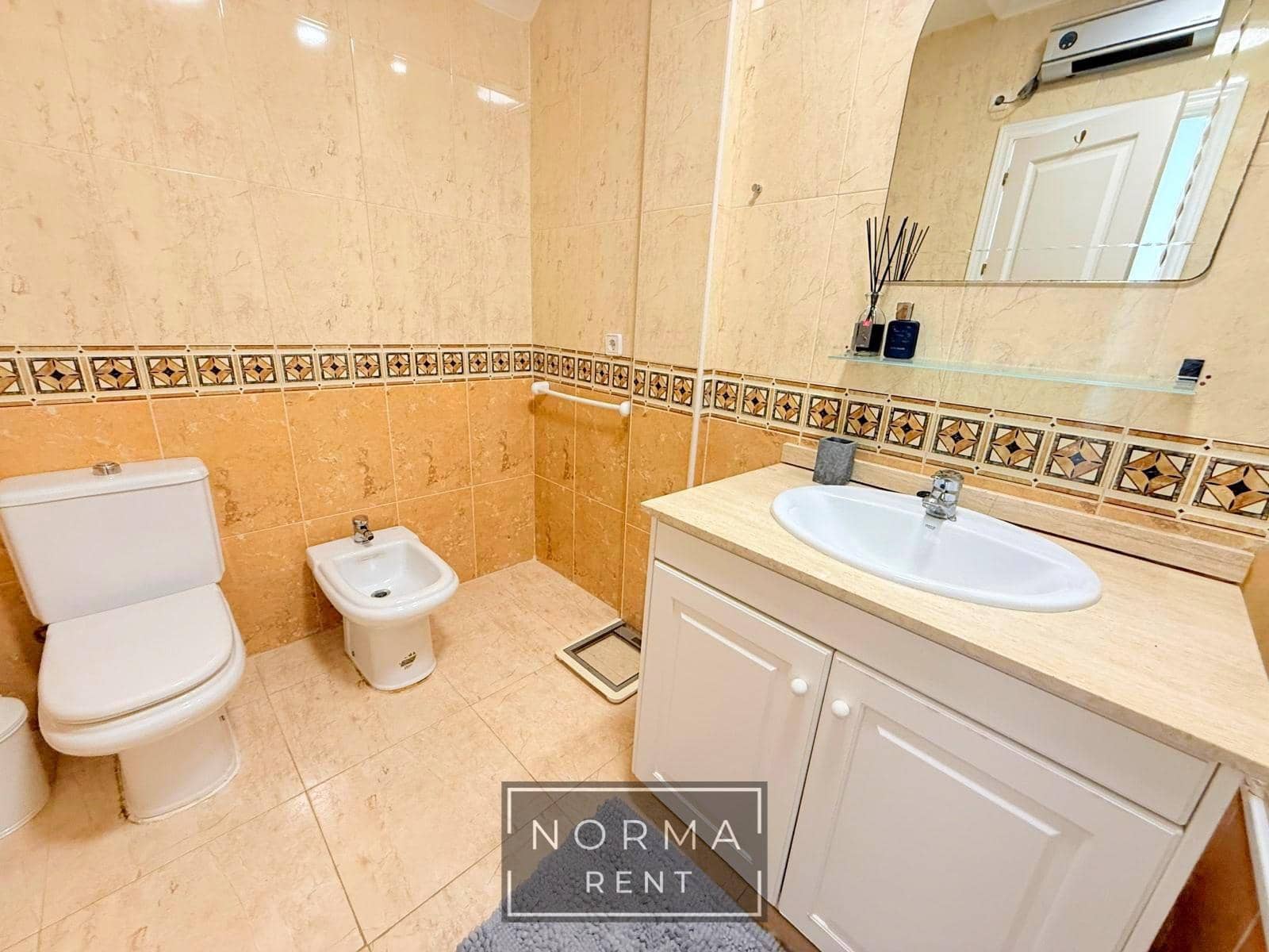 3 soveværelse Lejlighed til leje i Orihuela Costa med swimmingpool - € 1.250 (Ref: 9486446)