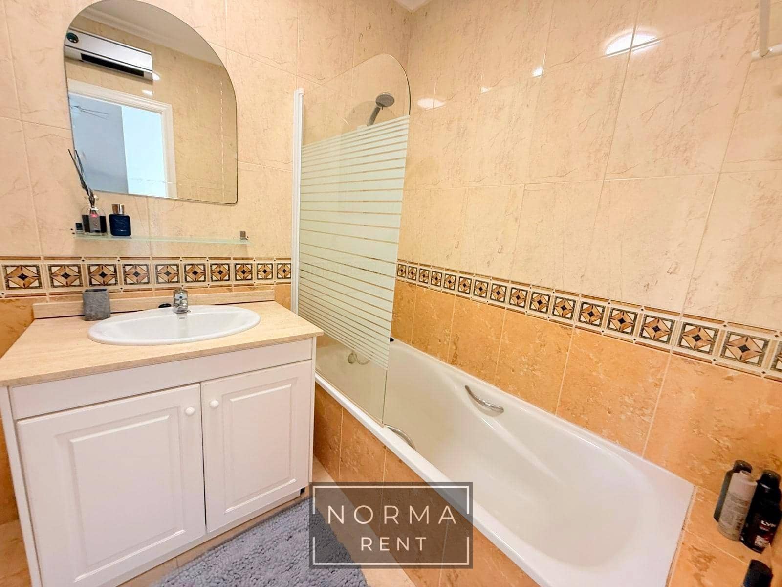 3 soveværelse Lejlighed til leje i Orihuela Costa med swimmingpool - € 1.250 (Ref: 9486446)