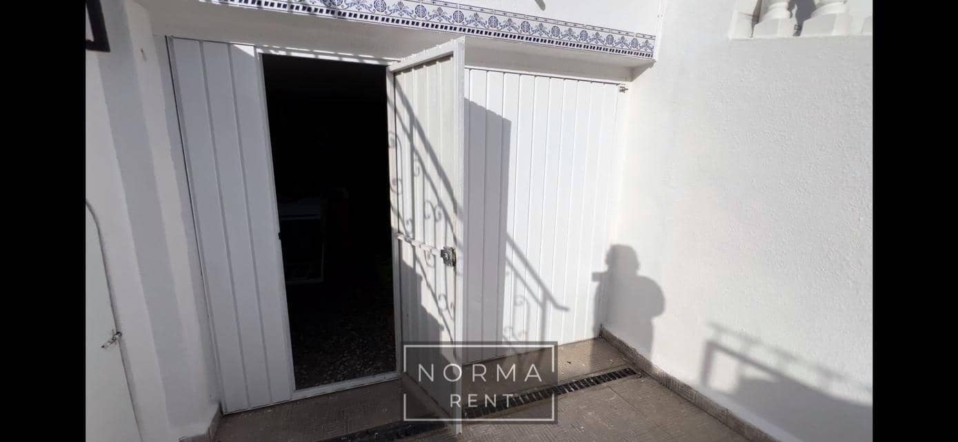 5 bedroom Terraced Villa for rent in Torrevieja with pool - € 950 (Ref: 9605059)