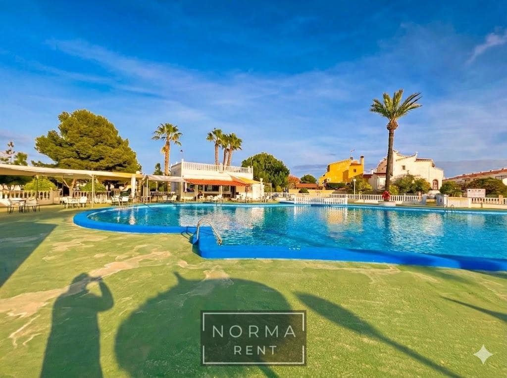 5 bedroom Terraced Villa for rent in Torrevieja with pool - € 950 (Ref: 9605059)