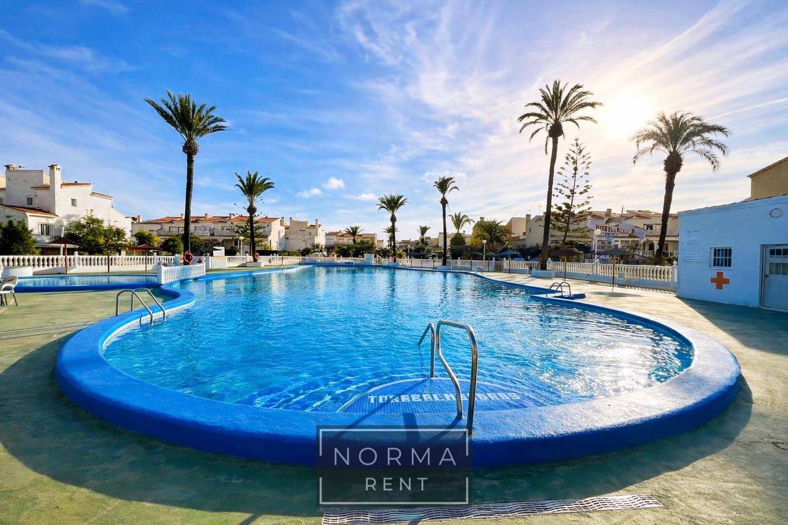 5 bedroom Terraced Villa for rent in Torrevieja with pool - € 950 (Ref: 9605059)