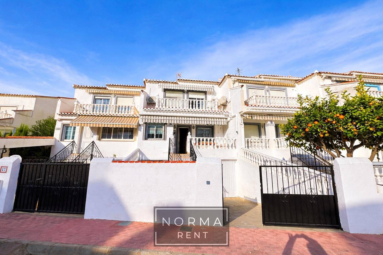 5 bedroom Terraced Villa for rent in Torrevieja with pool - € 950 (Ref: 9605059)