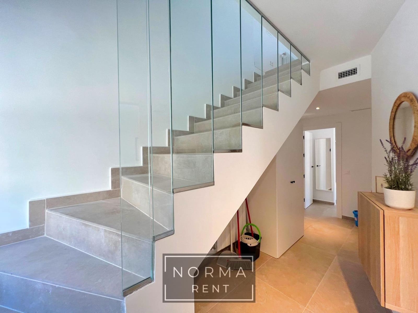 2 Zimmer Reihenhaus zu vermieten in Alicante / Alacant Stadt mit Garage - 1.330 € (Ref: 9794739)