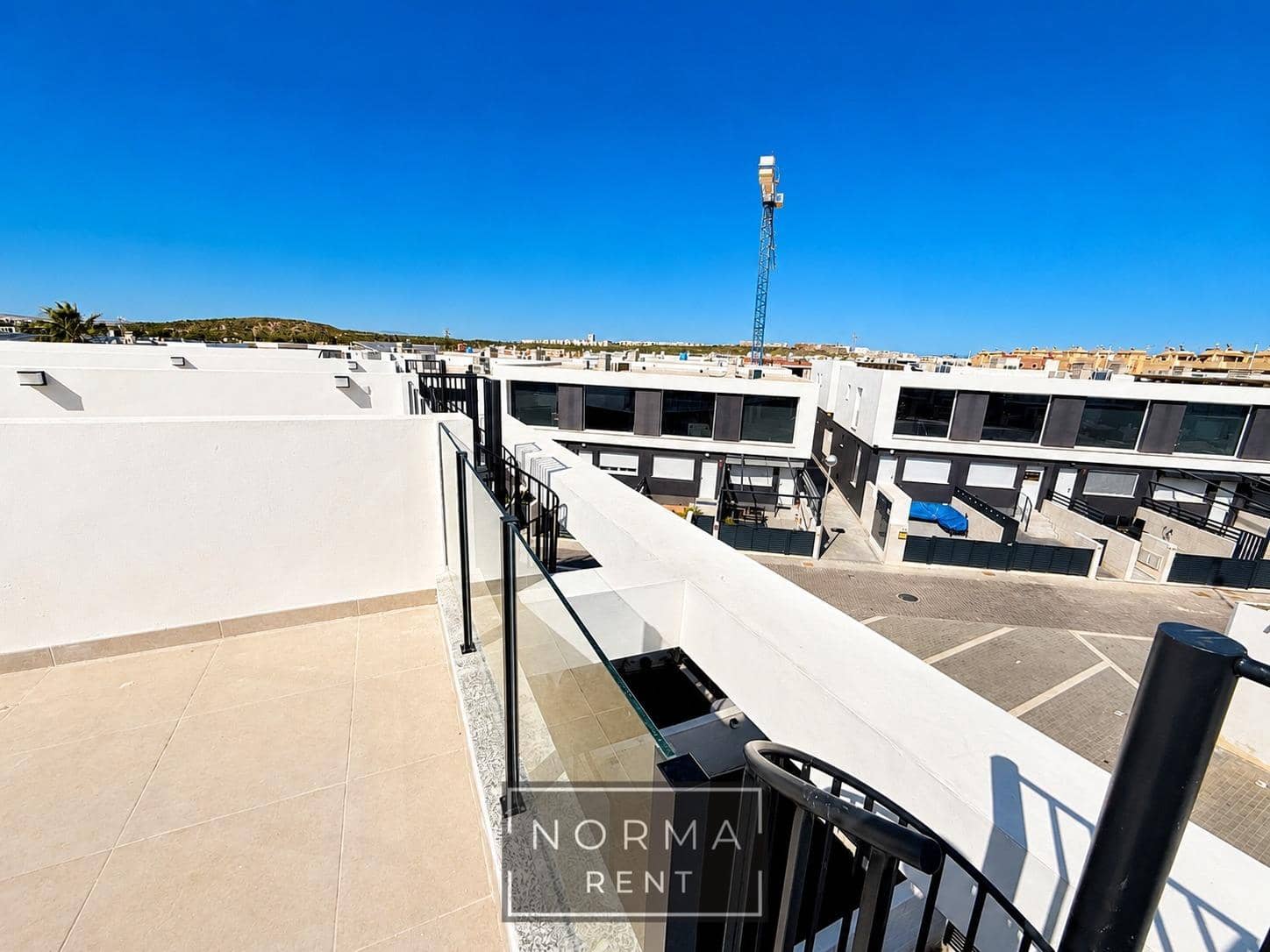 3 quarto Moradia em Banda para arrendar em Gran Alacant com piscina garagem - 1 700 € (Ref: 9927501)