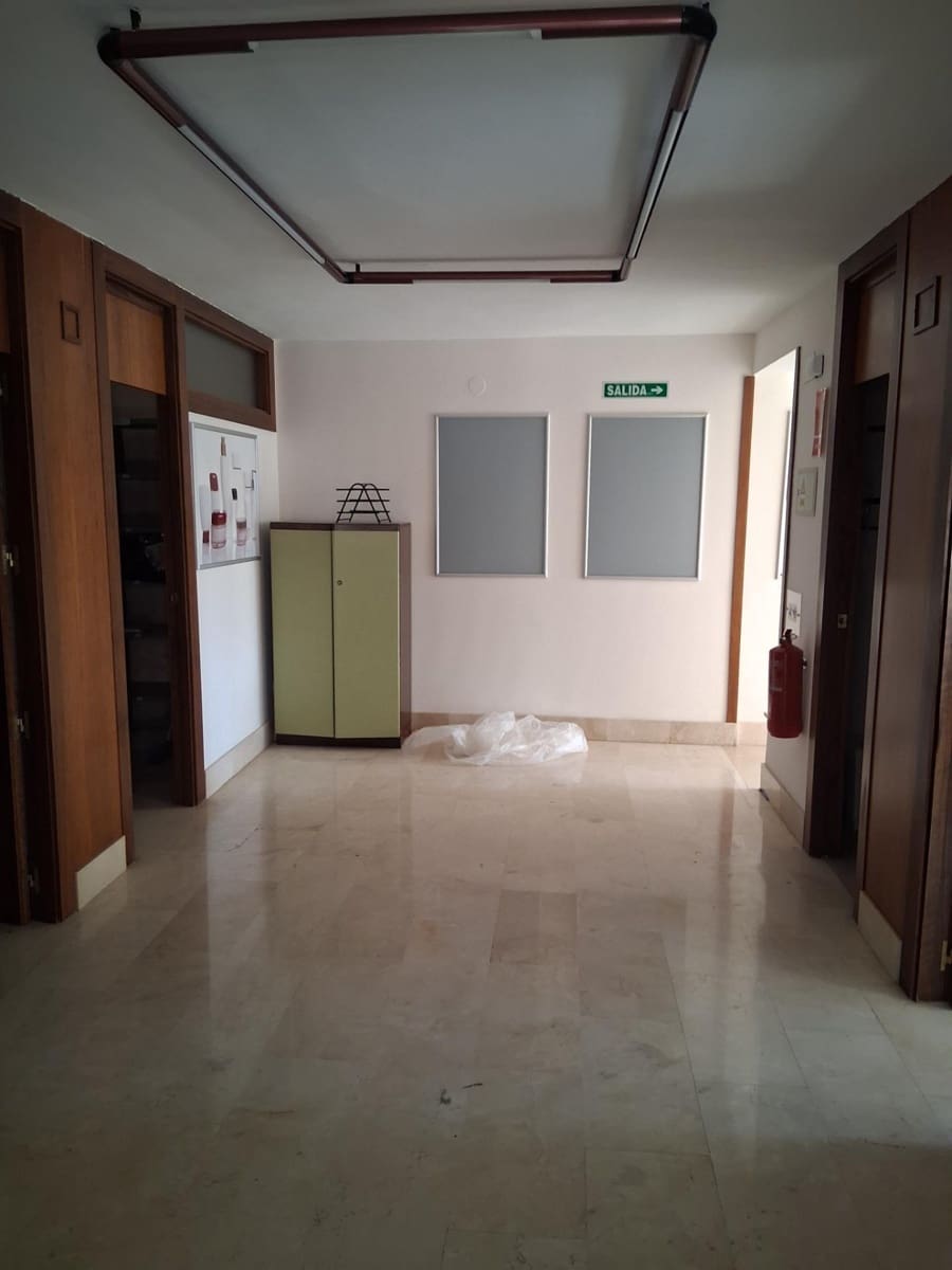 Business for sale in Albacete city with garage - € 1,100,000 (Ref: 9723624)