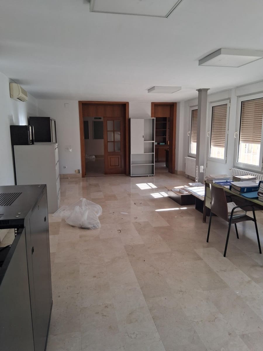 Business for sale in Albacete city with garage - € 1,100,000 (Ref: 9723624)