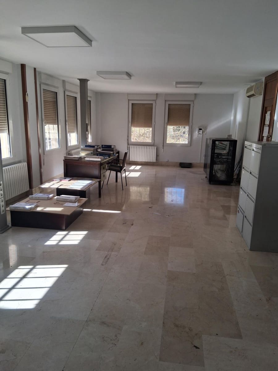 Business for sale in Albacete city with garage - € 1,100,000 (Ref: 9723624)