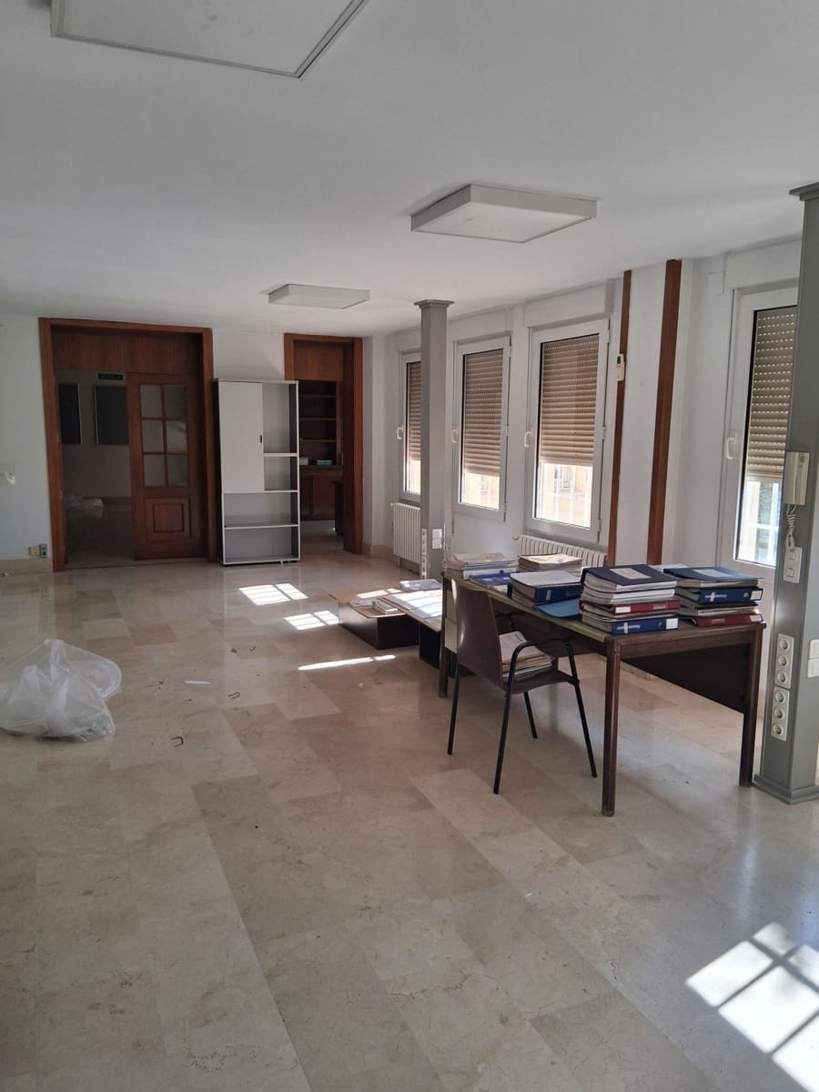 Business for sale in Albacete city with garage - € 1,100,000 (Ref: 9723624)