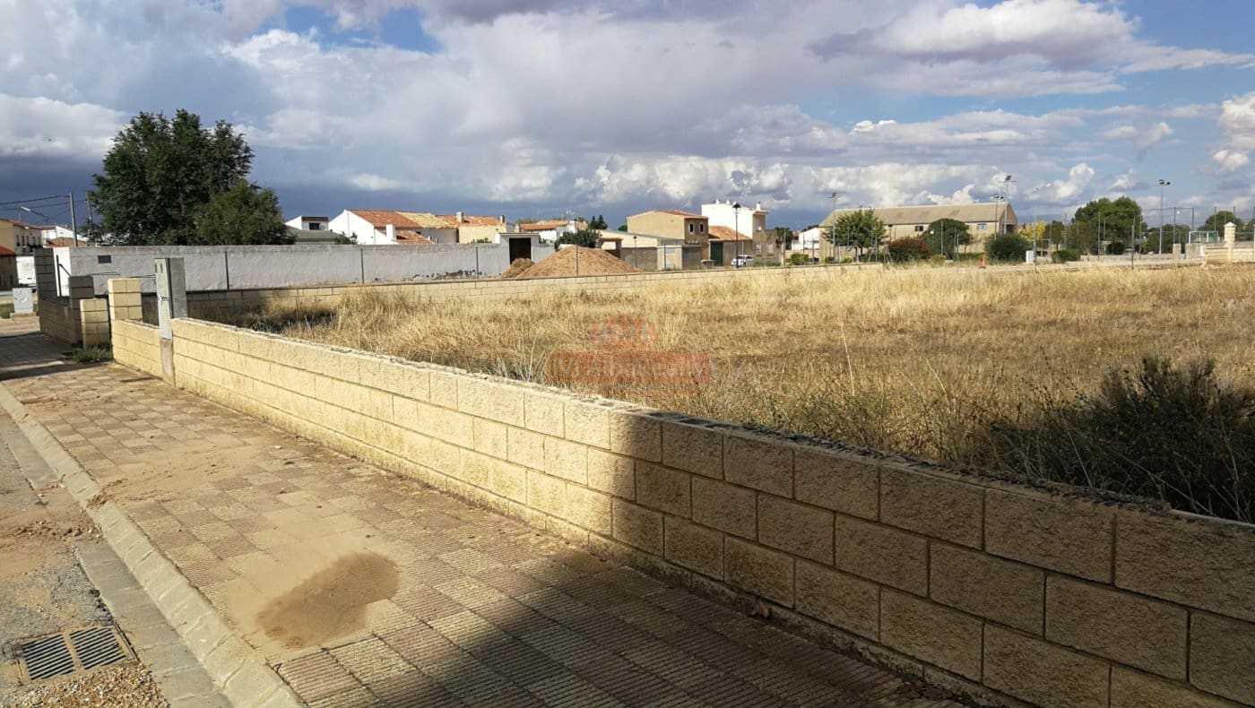 Building Plot for sale in Chinchilla de Monte-Aragon - € 100,000 (Ref: 9723632)