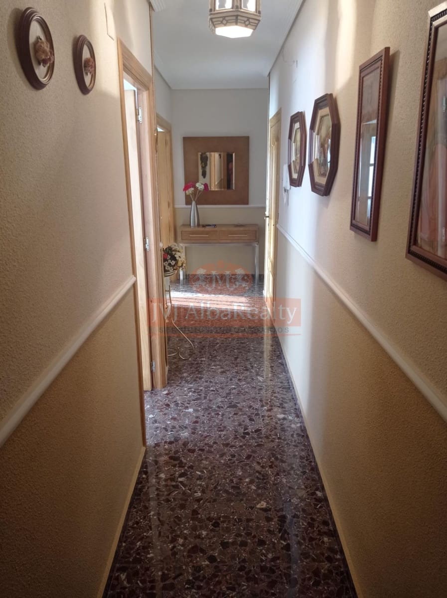 5 bedroom Flat for sale in San Pedro with garage - € 175,000 (Ref: 9723636)