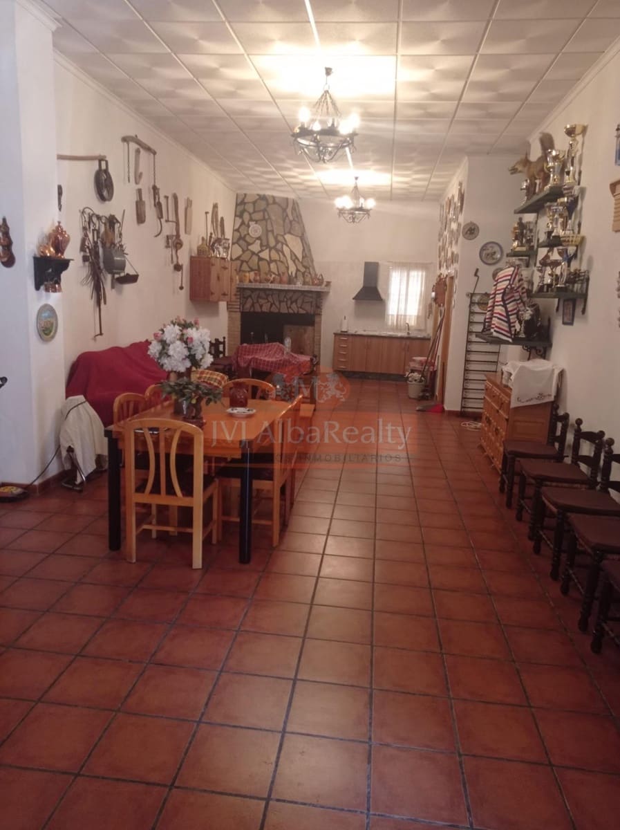 5 bedroom Flat for sale in San Pedro with garage - € 175,000 (Ref: 9723636)