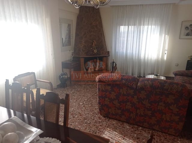 5 bedroom Flat for sale in San Pedro with garage - € 175,000 (Ref: 9723636)