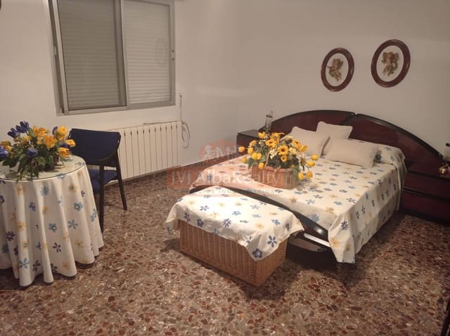 5 bedroom Flat for sale in San Pedro with garage - € 175,000 (Ref: 9723636)