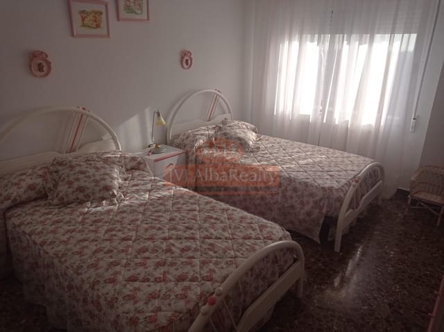 5 bedroom Flat for sale in San Pedro with garage - € 175,000 (Ref: 9723636)