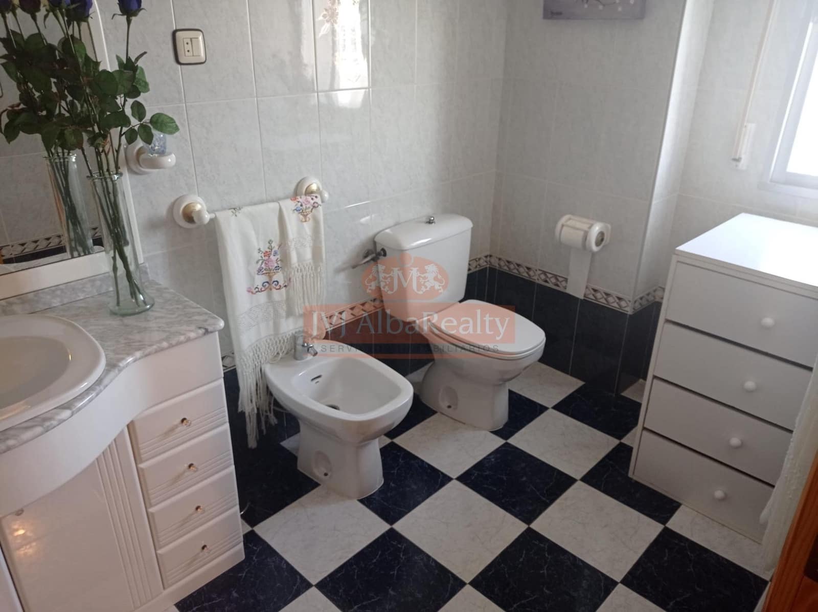 5 bedroom Flat for sale in San Pedro with garage - € 175,000 (Ref: 9723636)