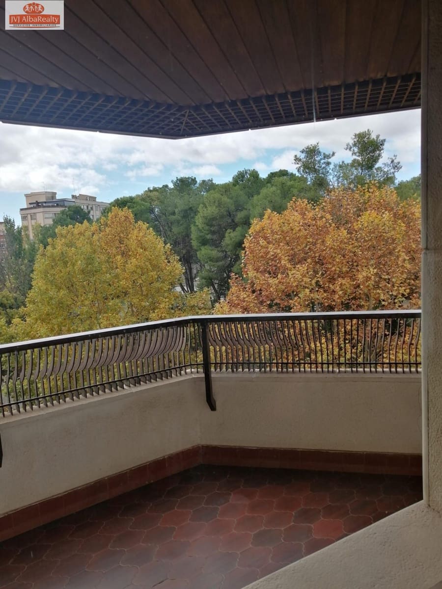 5 bedroom Flat for sale in Albacete city with garage - € 537,000 (Ref: 9723645)