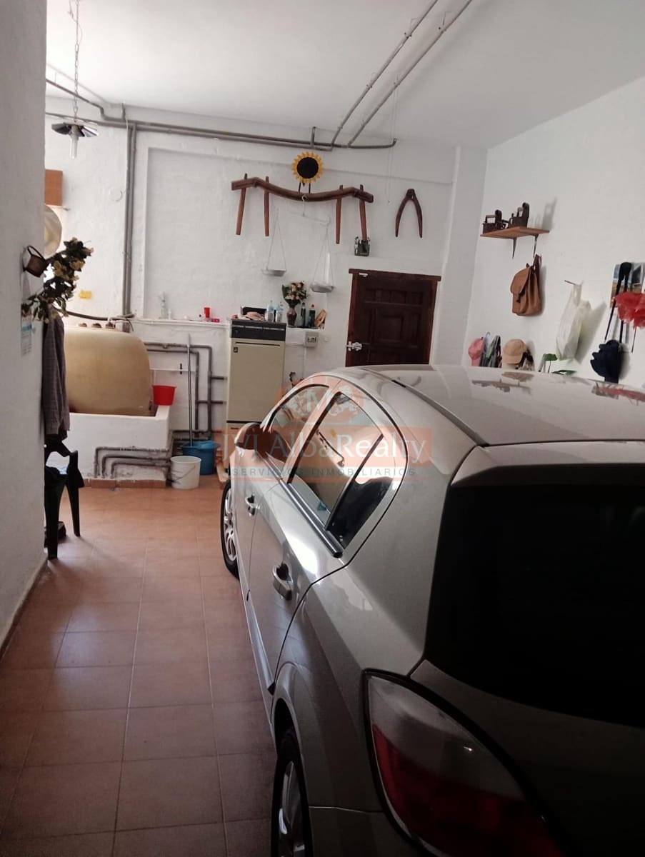 5 bedroom Townhouse for sale in Pozohondo with garage - € 150,000 (Ref: 9723653)