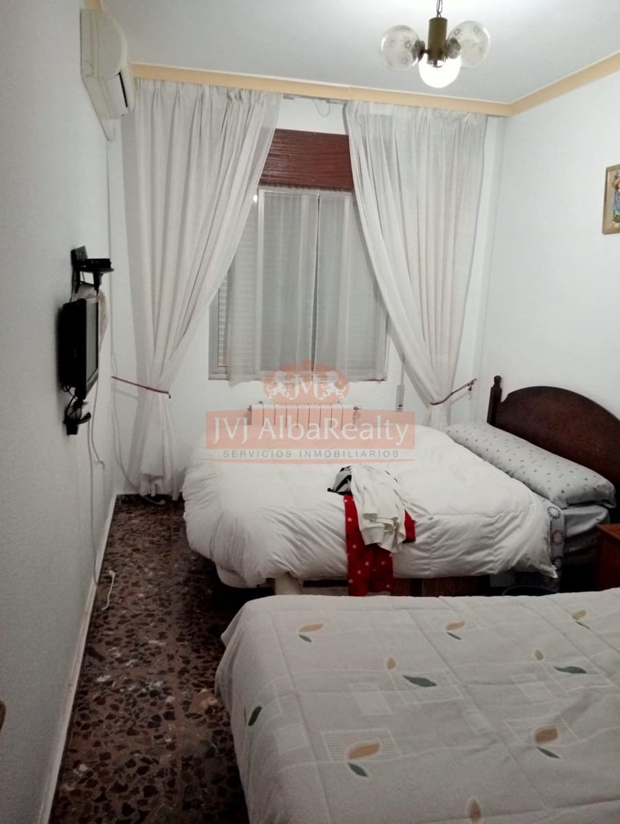 5 bedroom Townhouse for sale in Pozohondo with garage - € 150,000 (Ref: 9723653)