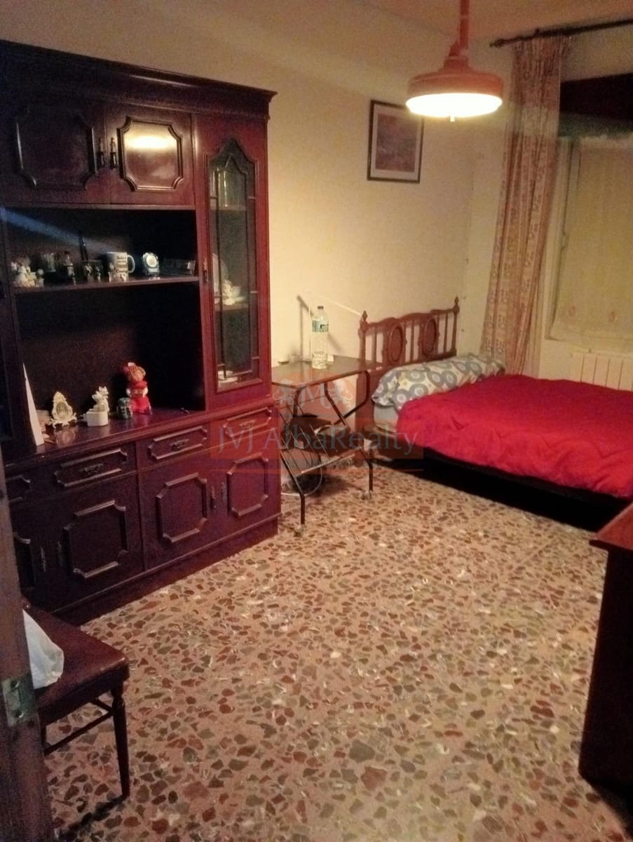 5 bedroom Townhouse for sale in Pozohondo with garage - € 150,000 (Ref: 9723653)